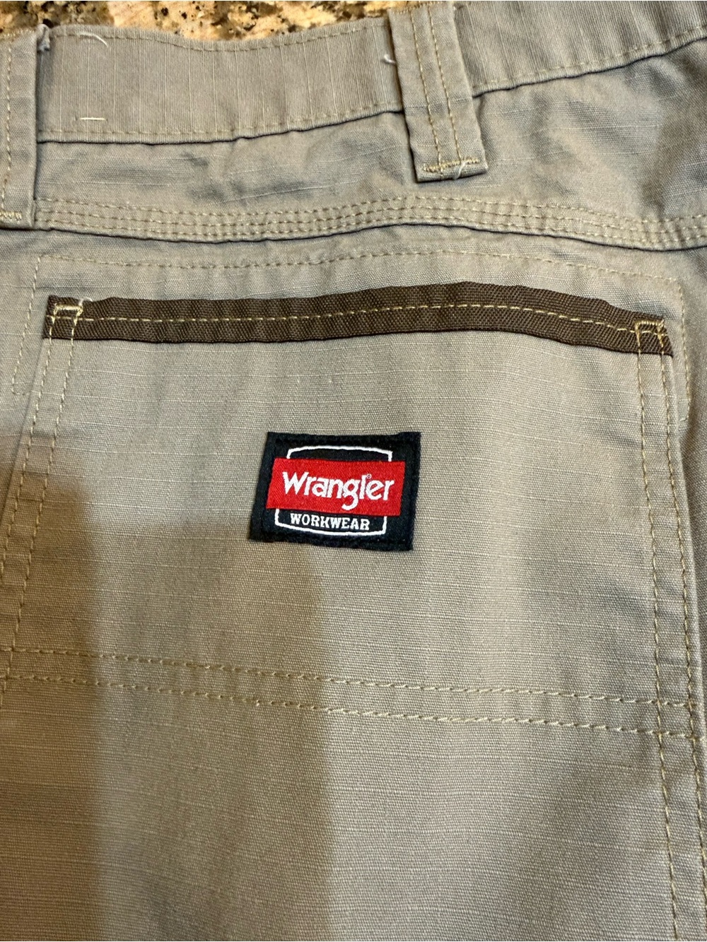 Wrangler Men’s Khaki Workwear shorts like new waist 42